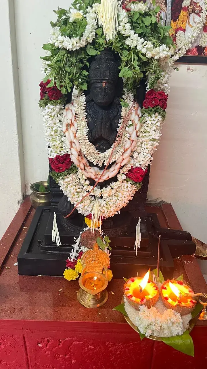 ಬೆಳಗುತ್ತಿರುವ ದೀಪ ಮತ್ತು ಅರಿಶಿನದ ಅರ್ಪಣೆಯೊಂದಿಗೆ ಶ್ರೀ ಮುಖ್ಯಪ್ರಾಣ ದೇವರು (ಆಂಜನೇಯ ಸ್ವಾಮಿ)