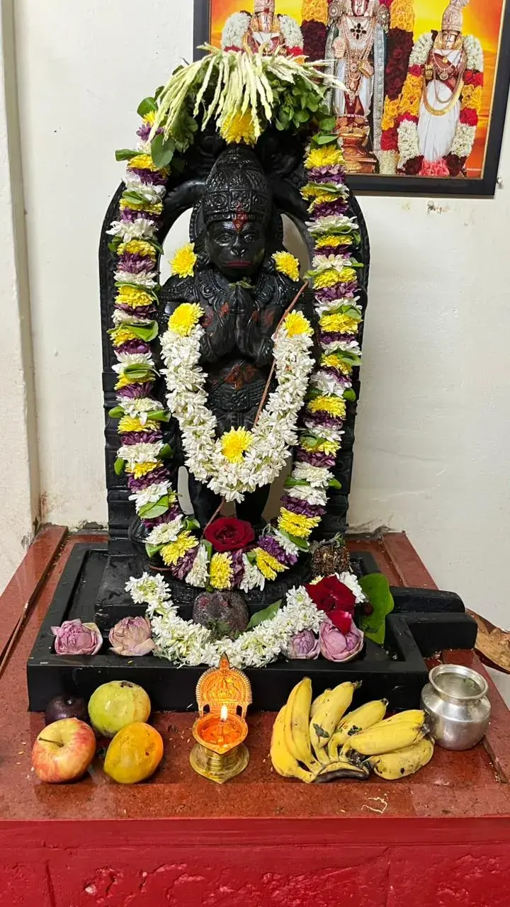 ಮುಂದೆ ಬಾಳೆಹಣ್ಣು, ಮಾವಿನಹಣ್ಣು ಮತ್ತು ತೆಂಗಿನಕಾಯಿಗಳನ್ನು ಅರ್ಪಿಸಿರುವ ಶ್ರೀ ಮುಖ್ಯಪ್ರಾಣ ದೇವರು (ಆಂಜನೇಯ ಸ್ವಾಮಿ)