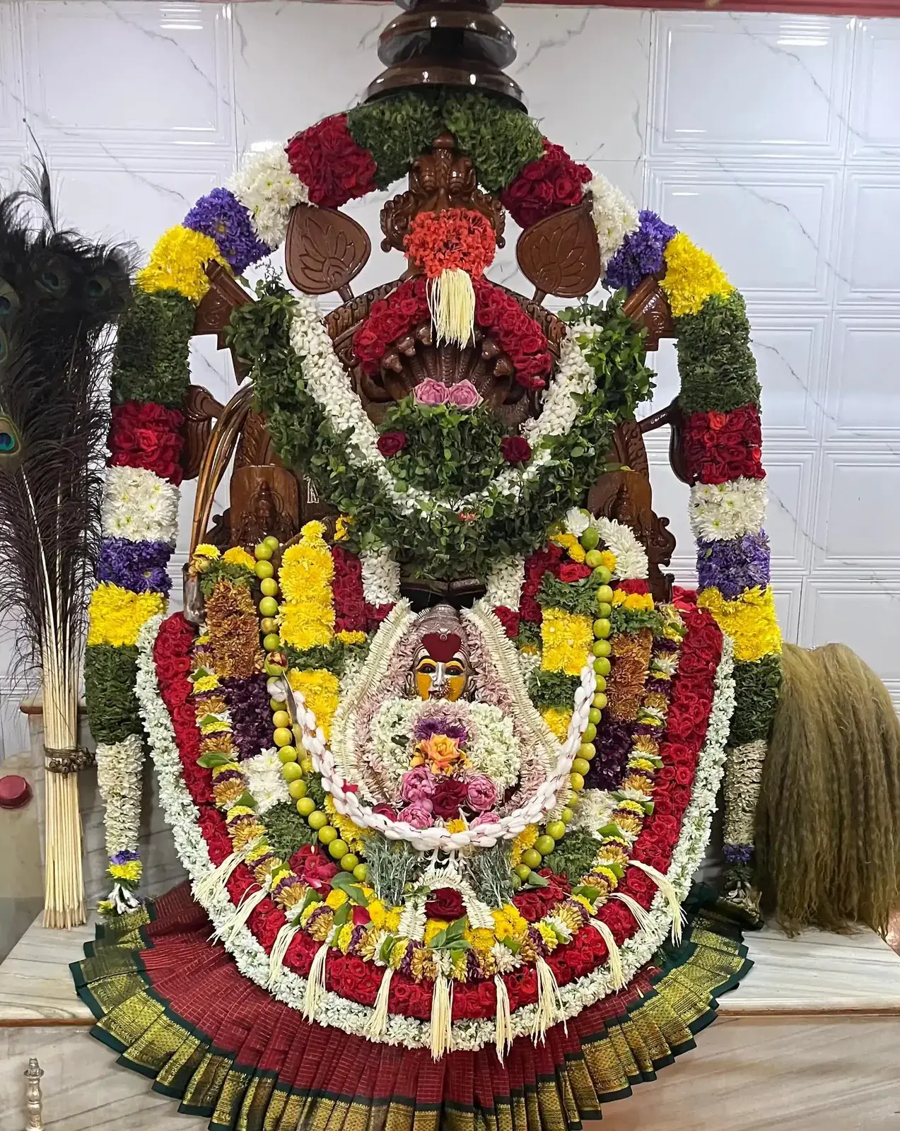 ಚೆಂಡು ಹೂವು, ಗುಲಾಬಿ ಮತ್ತು ಮಲ್ಲಿಗೆಯ ಭವ್ಯ ಅಲಂಕಾರದಲ್ಲಿ ಶ್ರೀ ಯಕ್ಷೀ ಚಂಡಿಕಾ ದುರ್ಗಾಪರಮೇಶ್ವರಿ