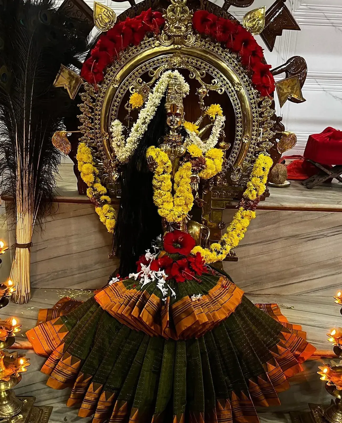 ಹೂವುಗಳಿಂದ ಅಲಂಕೃತರಾದ ಅಮ್ಮನವರ ಹಳೆಯ ಭಾವಚಿತ್ರ