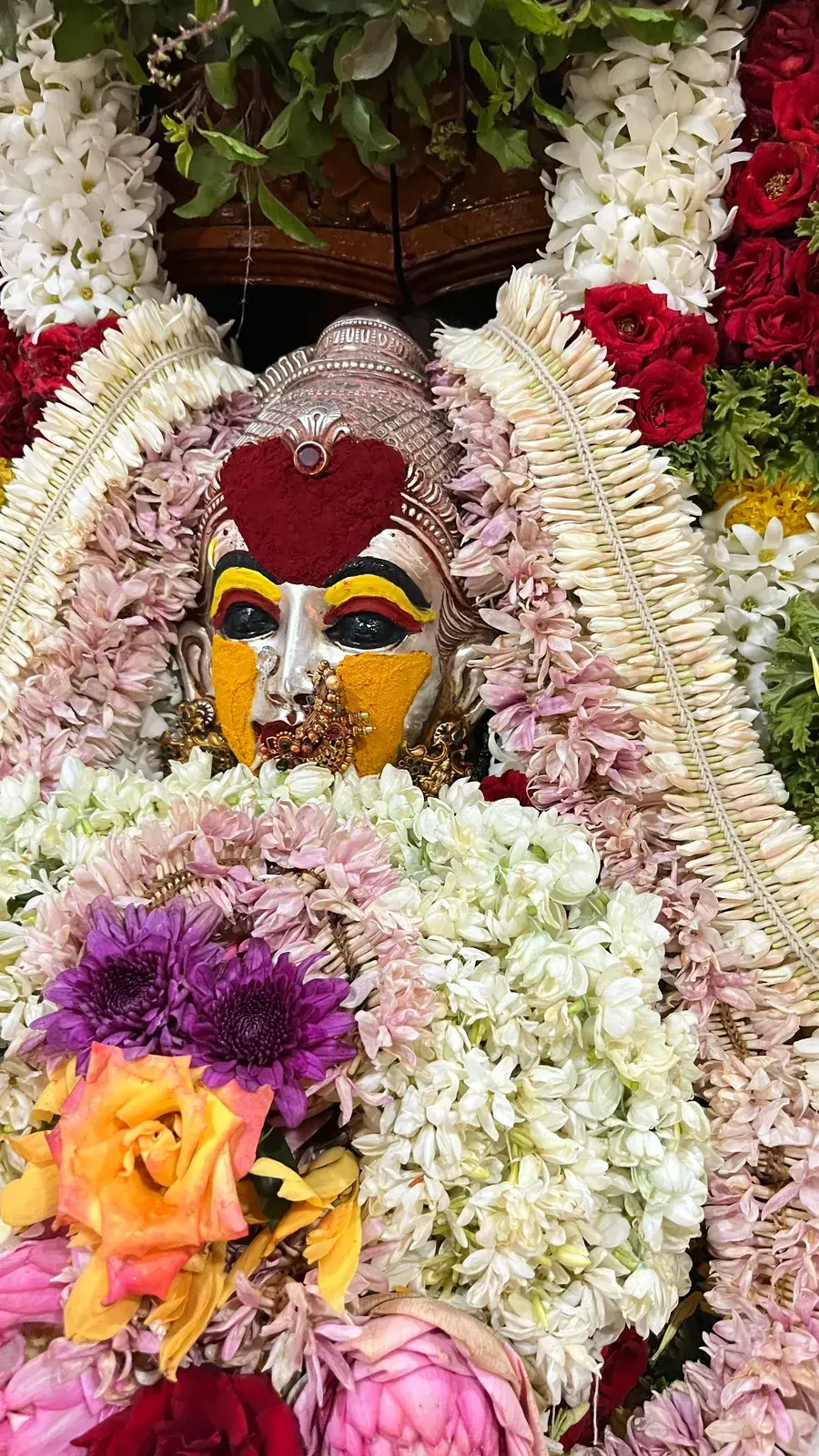 ಗುಲಾಬಿ, ಮಲ್ಲಿಗೆ ಹೂವುಗಳು ಮತ್ತು ಬೆಳ್ಳಿಯ ಮುಖವಾಡದಿಂದ ಅಲಂಕೃತರಾದ ಶ್ರೀ ಯಕ್ಷೀ ಚಂಡಿಕಾ ದುರ್ಗಾಪರಮೇಶ್ವರಿ