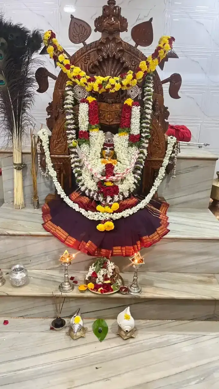 ಗುಲಾಬಿ ಮತ್ತು ಮಲ್ಲಿಗೆಯಿಂದ ಅಲಂಕೃತರಾದ ಅಮ್ಮನವರು
