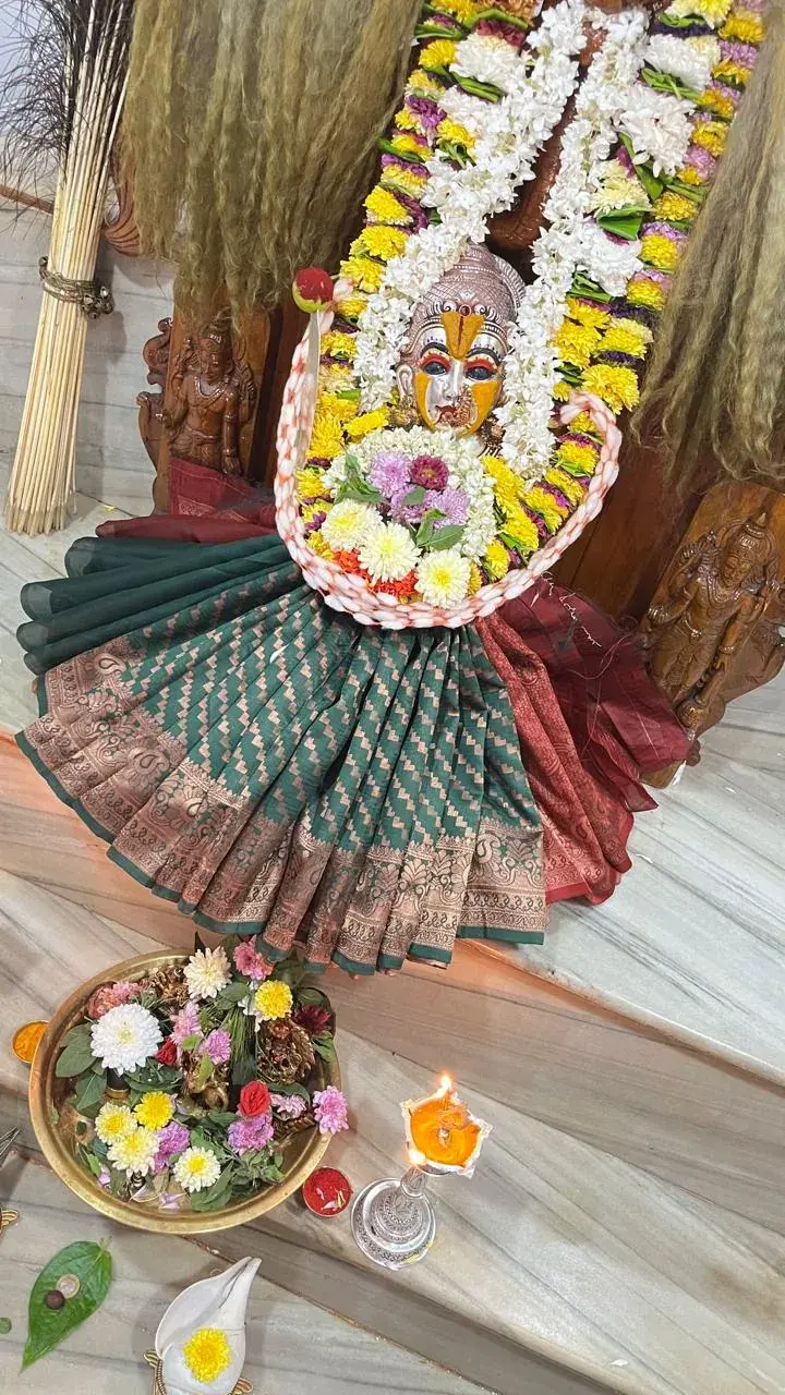 ರೇಷ್ಮೆ ಸೀರೆಯುಟ್ಟ ಅಮ್ಮನವರು, ಮುಂದೆ ಅರ್ಪಣೆಗಳು