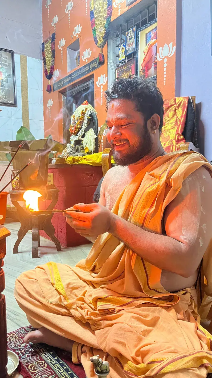 ಆರತಿ ದೀಪ ಹಿಡಿದಿರುವ ಶ್ರೀ ಅಭಿಲಾಷ ಗುರೂಜಿ