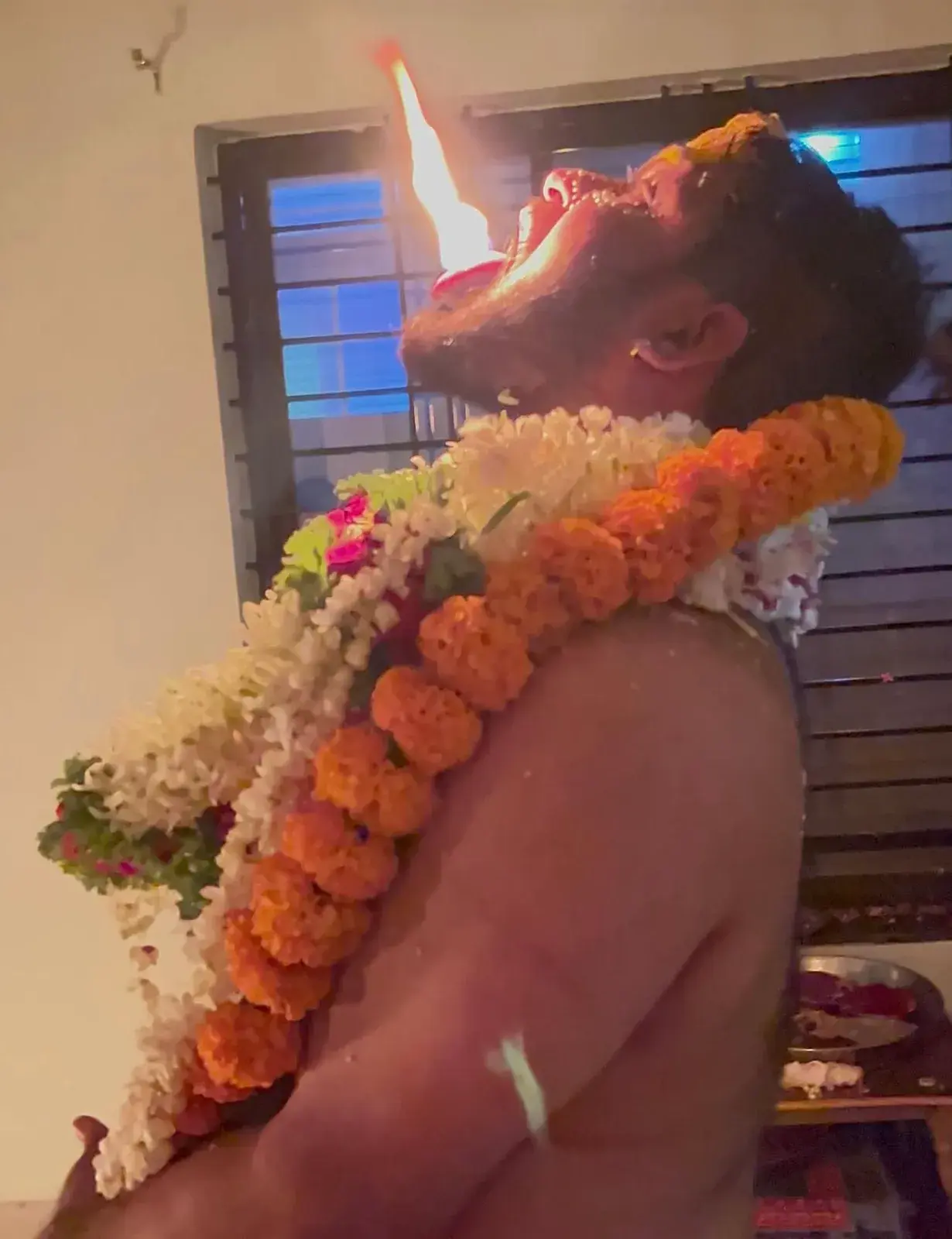 ಪೂಜೆಯಲ್ಲಿ ತೊಡಗಿರುವ ಶ್ರೀ ಅಭಿಲಾಷ ಗುರೂಜಿಯವರ ಹಳೆಯ ಭಾವಚಿತ್ರ