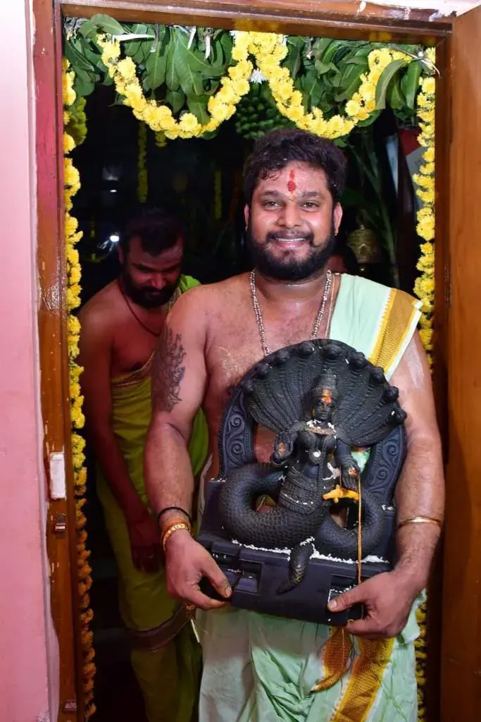ಕಲ್ಲಿನ ನಾಗಪ್ರತಿಮೆಯನ್ನು ಹೊತ್ತಿರುವ ಗುರೂಜಿ