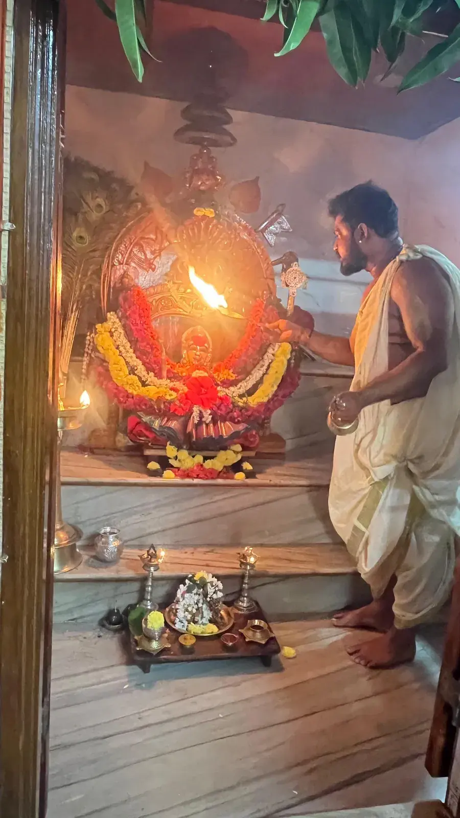 ಅಮ್ಮನವರ ಮುಂದೆ ಆರತಿ ಮಾಡುತ್ತಿರುವ ಗುರೂಜಿ