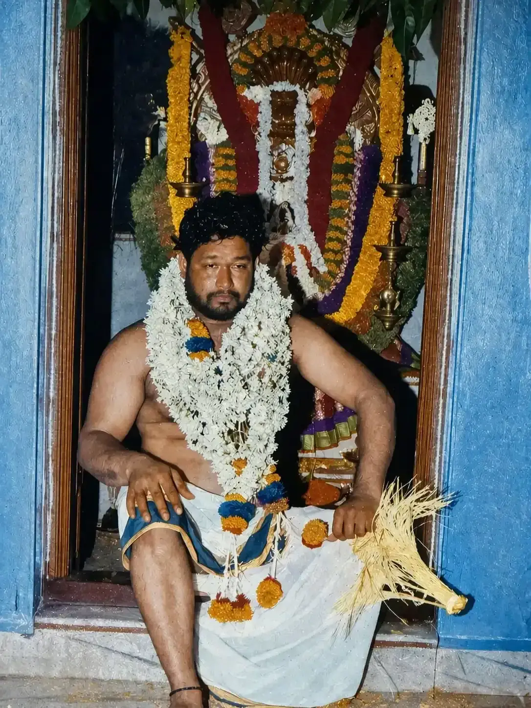ಮಲ್ಲಿಗೆ ಹಾರ ಧರಿಸಿ ಸನ್ನಿಧಿಯಲ್ಲಿ ಕುಳಿತಿರುವ ಶ್ರೀ ಅಭಿಲಾಷ ಗುರೂಜಿ