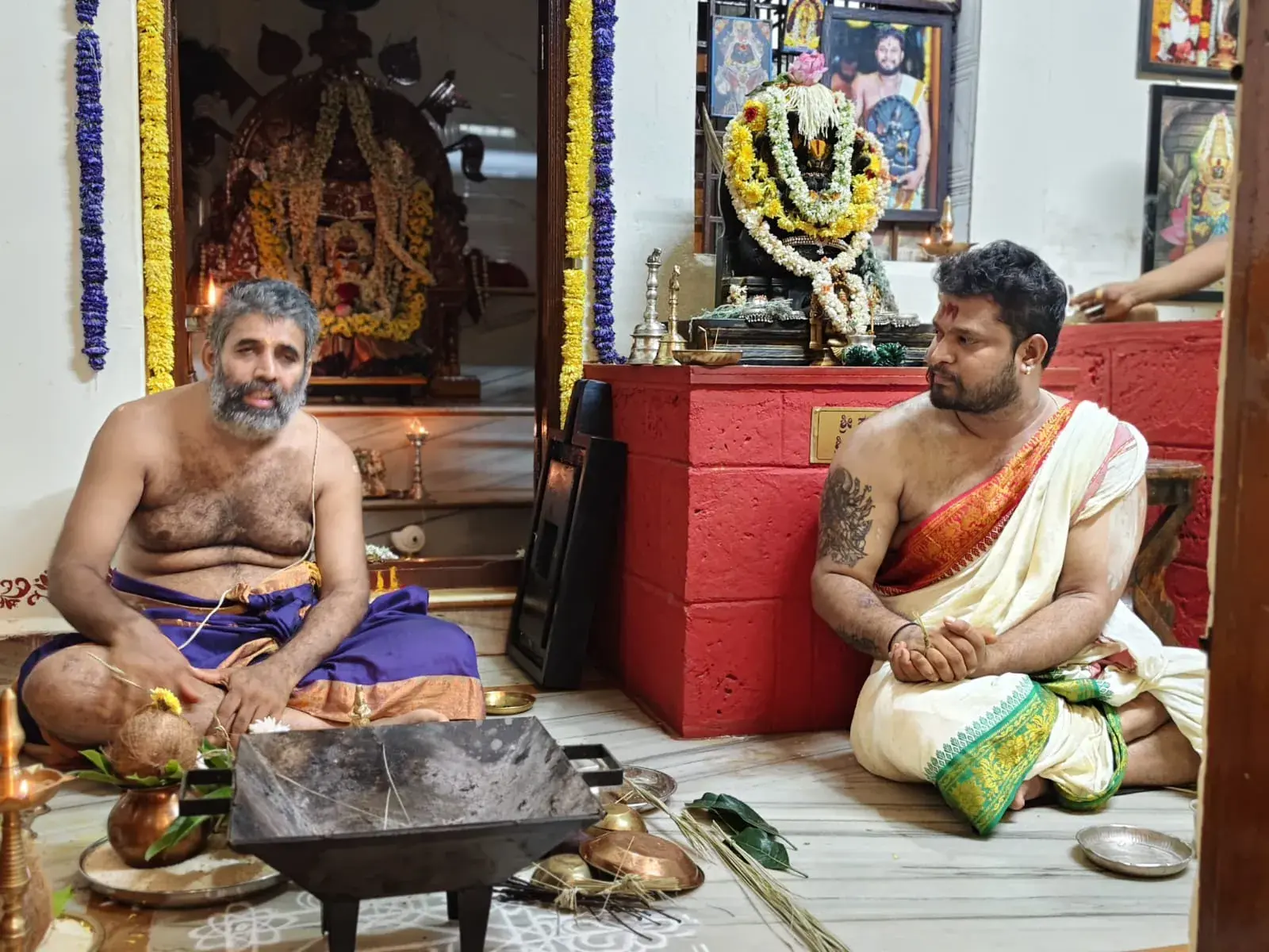 ಜಾತ್ರಾ ಮಹೋತ್ಸವದಲ್ಲಿ ಹೋಮಕುಂಡದ ಬಳಿ ಕುಳಿತಿರುವ ಅರ್ಚಕರು