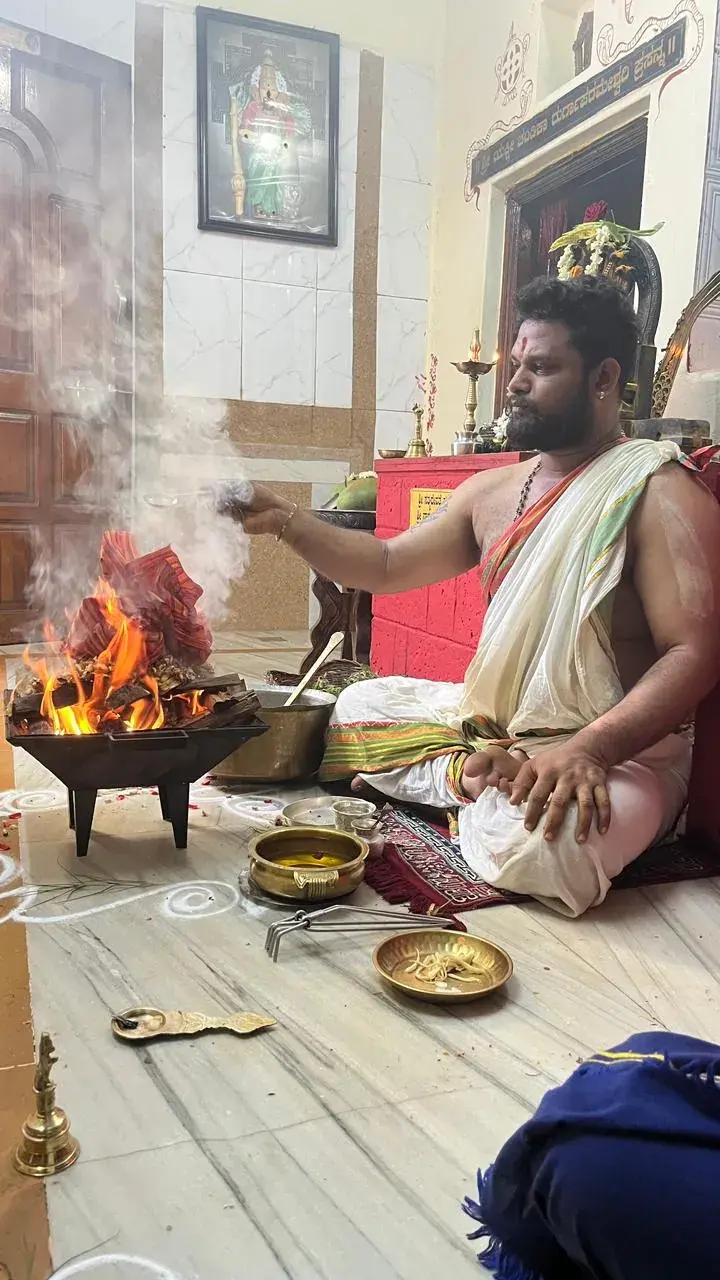 ಹೋಮಾಗ್ನಿಗೆ ಆಹುತಿ ಅರ್ಪಿಸುತ್ತಿರುವ ಗುರೂಜಿ