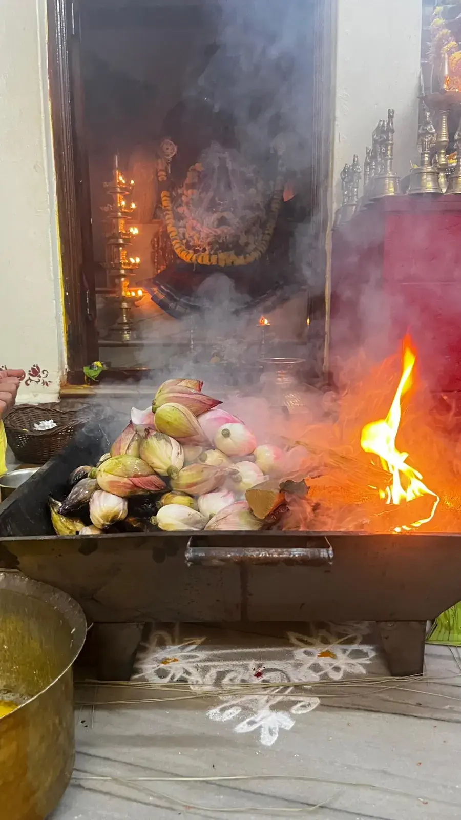 ದೇವಿ ಅಮ್ಮನವರ ಗರ್ಭಗುಡಿಯ ಮುಂದೆ ಹೊಗೆ ತೇಲುತ್ತಿರುವಾಗ ಹೋಮದ ಅಗ್ನಿಗೆ ಅರ್ಪಿಸಿದ ಕಮಲದ ಮೊಗ್ಗುಗಳ ರಾಶಿ