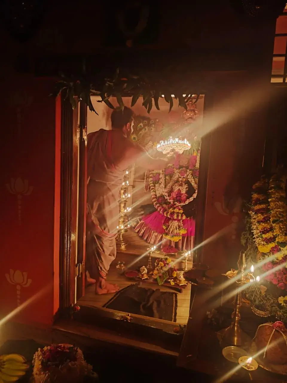 ಗರ್ಭಗುಡಿಯೊಳಗಿನ ಬೆಚ್ಚನೆಯ ಹೊಂಬೆಳಕು